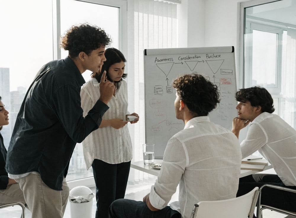 Equipo de Hoy Vende Más en sesión de estrategia comercial